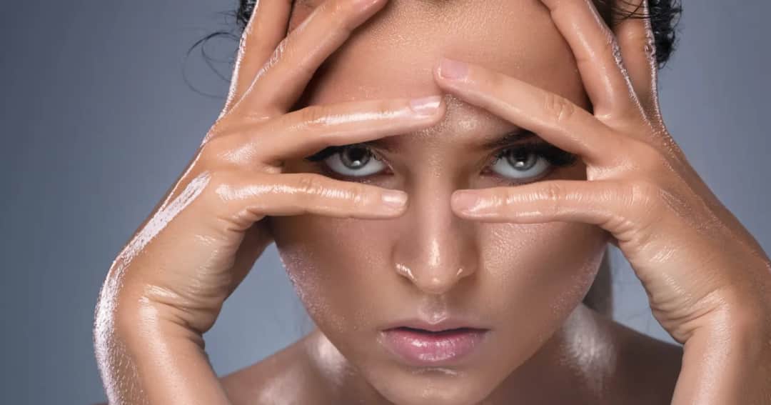 Cera tłusta: Czego unikać? Poznaj błędy i ciesz się matową cerą!