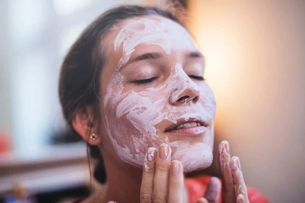 Naturalne odmładzanie cery: Babcine sposoby na blask i jędrność
