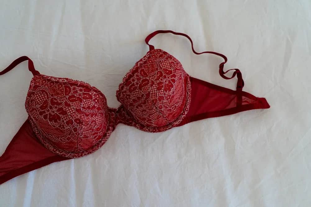 Niewidoczny biustonosz pod sukienkę bez pleców: DIY i taśmy. Sprawdź!