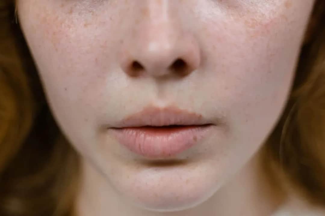 Zapchana cera: Jak rozpoznać objawy i skutecznie ją oczyścić?